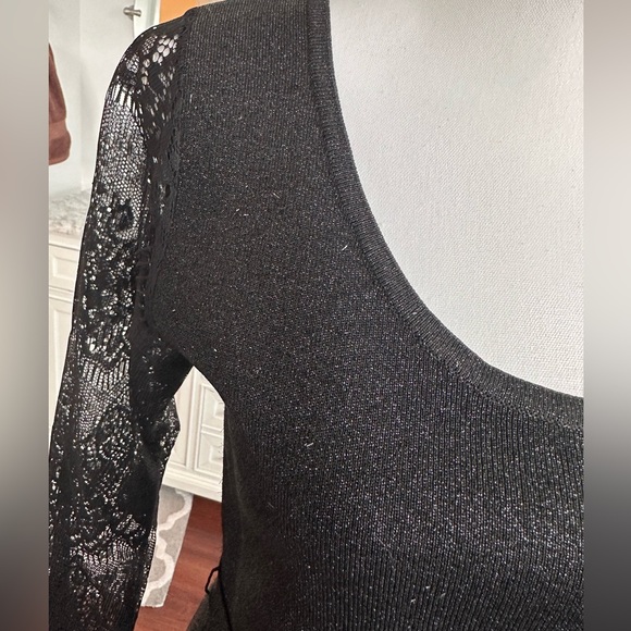 Carmen Marc Valvo black party dress with lace sleeves. - Picture 6 of 12